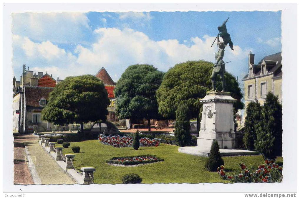 K7 - SAINT-PIERRE-le-MOUTIER - Square Et Statue De Jeanne D'Arc (Carte Semi-moderne) - Saint Pierre Le Moutier
