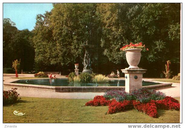 CARTE POSTALE DE LUCON - LE JARDIN DUMAINE - LE MASSIF DEVANT LES FONTAINES - Lucon