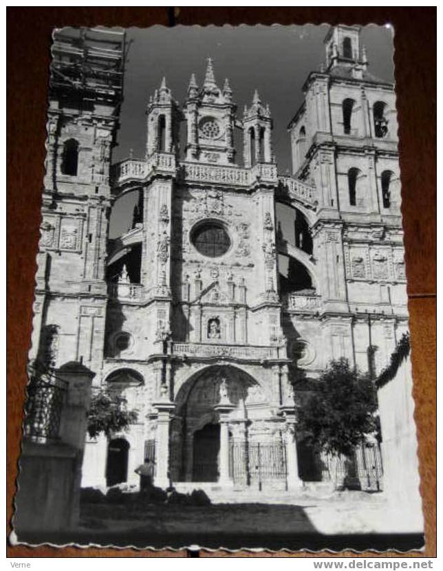 ANTIGUA POSTAL DE ASTORGA (LEON) - 7 - CATEDRAL FACHADA PRINCIPAL - EDICIONES ARTIGOT - SIN CIRCULAR - OLD POSTCARD - AC - León