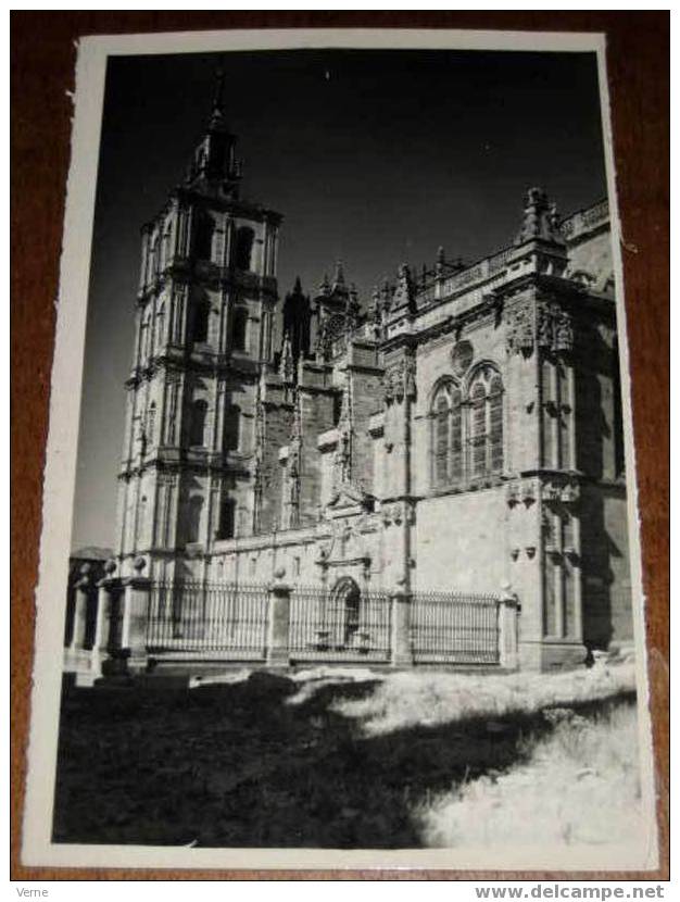 ANTIGUA POSTAL DE ASTORGA (LEON) - 11 - CATEDRAL, PUERTA LATERAL - EDICIONES ARTIGOT - SIN CIRCULAR - OLD POSTCARD - ACI - León