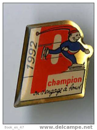 {49042} Pin´s " Champion S´ Engage à Fond 1992 , Patinage " ( Lettre P ) , TBE . - Sports D'hiver