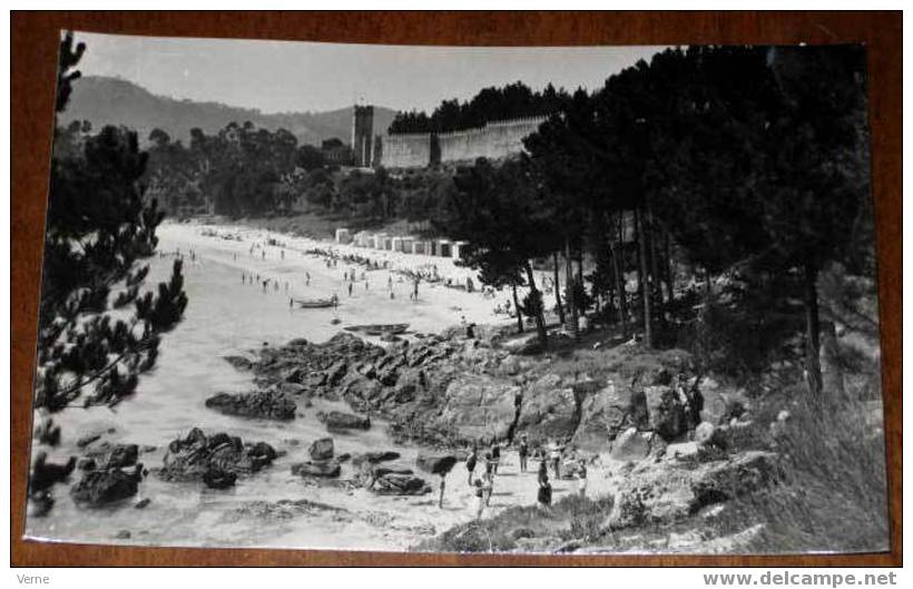 ANTIGUA FOTO POSTAL DE BAYONA (PONTEVEDRA) - 2 - PLAYA DE BARBEIRA Y CASTILLO DE MONTERREAL - EDICIONES ARTIGOT - SIN CI - Pontevedra