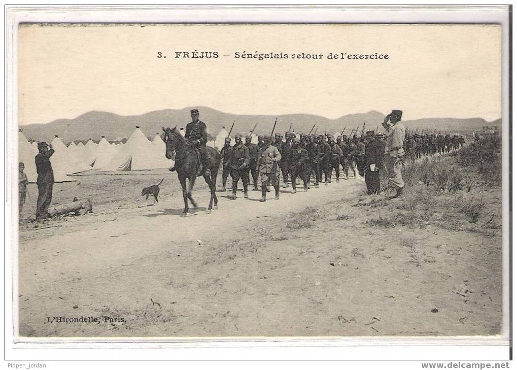 83 FREJUS * Sénégalais Retour De L’exercice * Très Belle CPA Animée. - Frejus