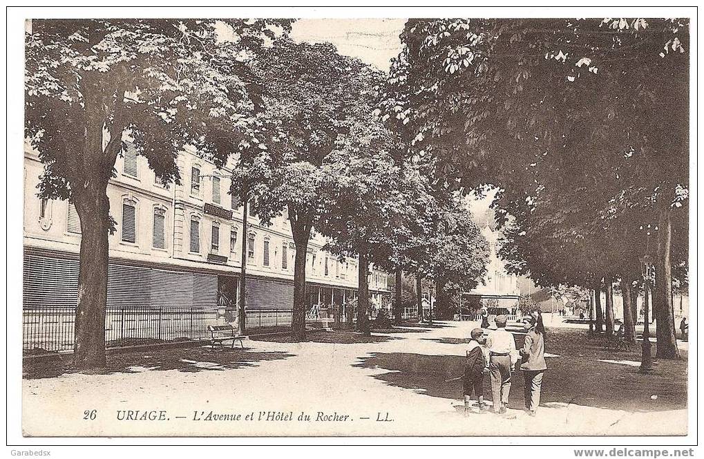 CPA De URIAGE - L'Avenue Et L'Hôtel Du Rocher. - Uriage