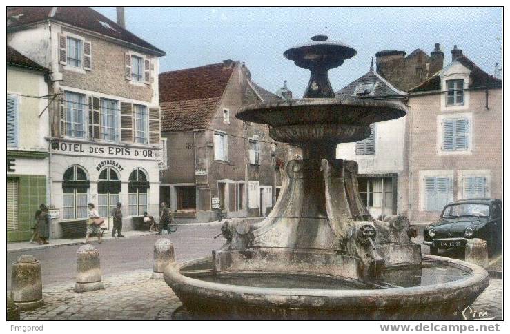 89 - L´ISLE SUR SEREIN - La Fontaine Et L'Hôtel Des Epis D'or - ANIMEE - Ac 892050 - L'Isle Sur Serein