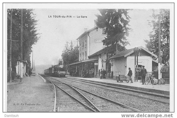 38 // LA TOUR DU PIN / LA GARE (train De Près) A.G. édit / ANIMEE - La Tour-du-Pin