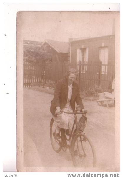 Femme Sur Un VELO    Ancien  -   Carte Photo - Cyclisme