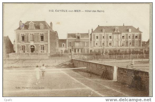 Cayeux Sur Mer , Le Tennis Devant L'Hotel Des Bain - Tennis