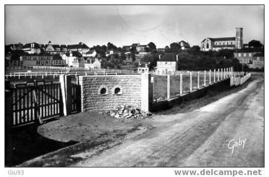 Callac (22) - N° 3 - Vue Générale Et Le Stade Municipal - Callac