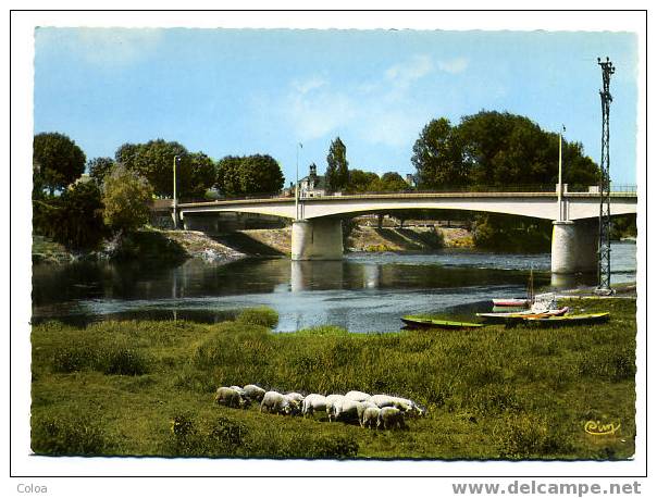 L'Ile Bouchard Le Pont Sur La Vienne - L'Île-Bouchard