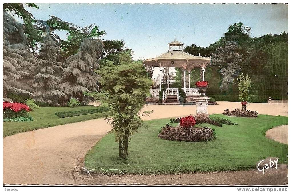 LUCON...LE JARDIN DUMAINE..KIOSQUE A MUSIQUE - Lucon