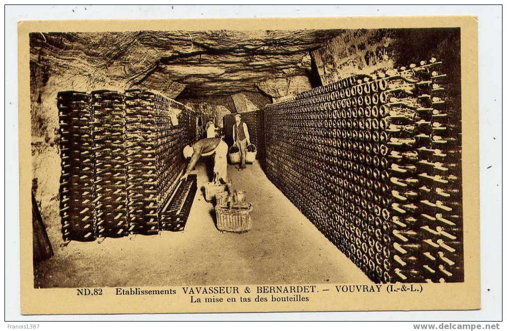 M8 - VOUVRAY - établissement VAVASSEUR & BERNARDET - La Mise En Tas Des Bouteilles (thème Du Vin) - Vouvray