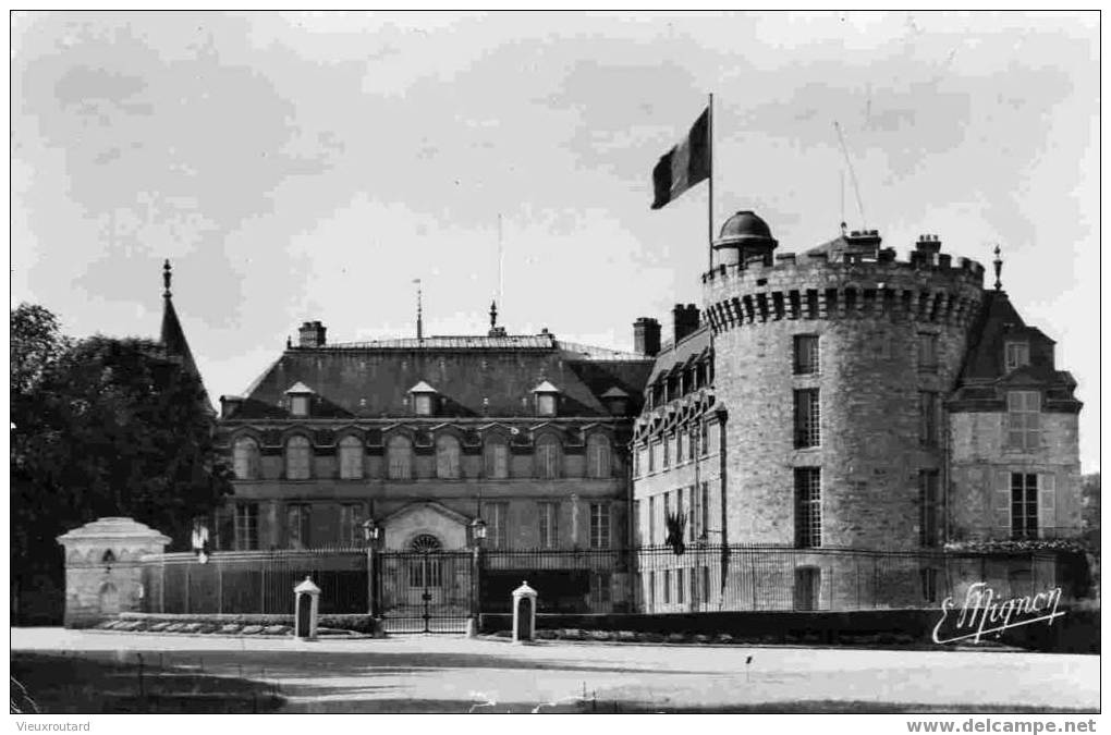 CPA.RAMBOUILLET. CHATEAU . RESIDENCE PRESIDENTIELLE.COUR D´HONNEUR ET TOUR FRANCOIS 1ER. DATEE 1956. - Rambouillet (Castillo)