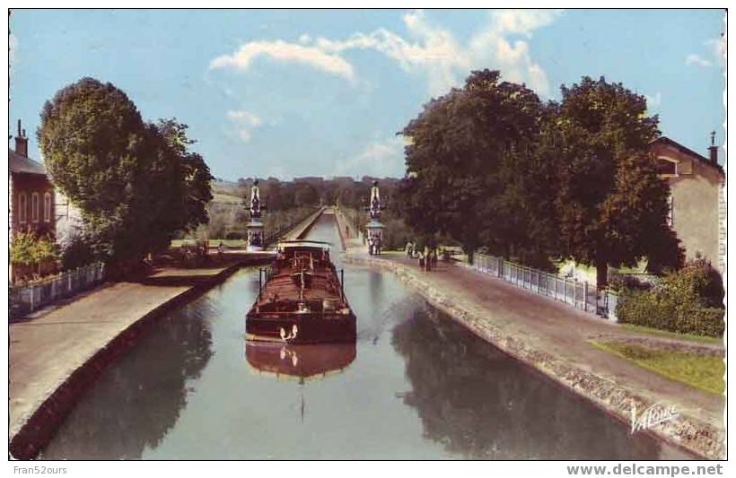 Briare Le Canal Et Le Pont-canal Péniche - Briare