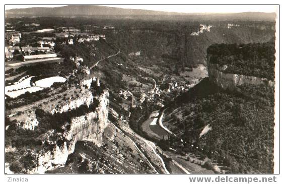 CARTE POSTALE DE BAUME LES MESSIEURS - LE CIRQUE DE BAUME - LE VILLAGE AU FOND DE LA VALLEE - Baume-les-Messieurs