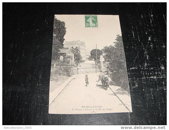 BOURG-LA-REINE - LE PASSAGE A NIVEAU ET LA RUE DES BLAGIS - 92 Hauts De Seine - Carte Postale De France - Bourg La Reine