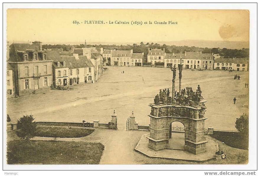 PLEYBEN Le Calvaire Et La Grande Place - Pleyben