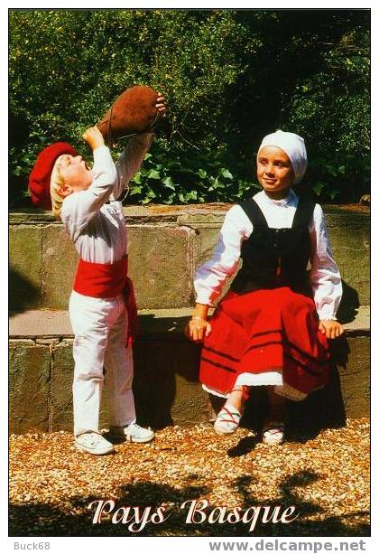 CPM Pays Basque ESKADI : Enfants En Costume Traditionnel - Aquitaine