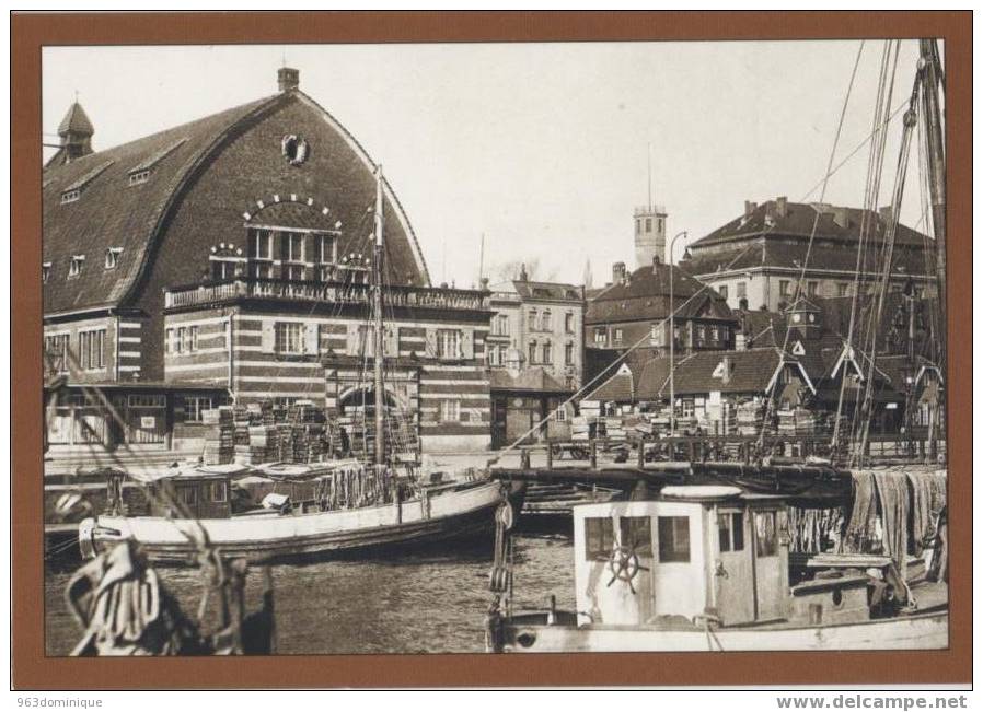 Kiel, Alter Fischereihafen Von Der Fischmalle Und Der Kieler Schloss Im Hintergrund - Kiel