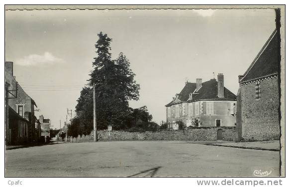 BRULON : La Place Gauthier-Chevreuil Et Le Presbytère - Brulon