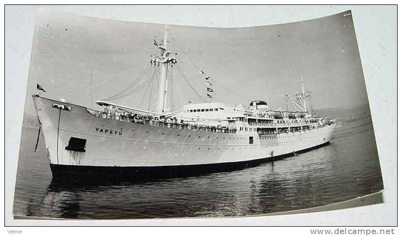 ANTIGUA FOTO POSTAL DEL BUQUE YAPEYU - Fue Botado El 17.10.1950 Y Entregado En Abril De 1951 A Flota Argentina De Navega - La Coruña