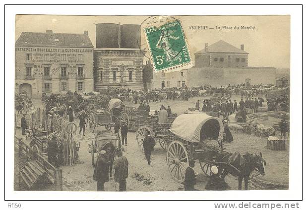 ANCENIS 44  La Place Du Marché   Quincaillerie, Charettes  Marché Aux Porcs , Vaches, Maquignons  Ect Carte Animée - Ancenis