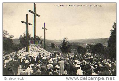 Lourdes      65    Une Procession Au Calvaire... Religion  (voir Scan) - Lourdes