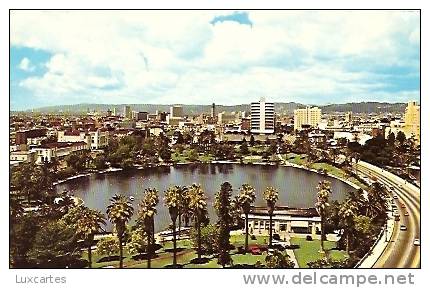 WILSHIRE BLVD AND BEAUTIFUL MC ARTHUR PARK. LOS ANGELES . CALIFORNIA. - Los Angeles