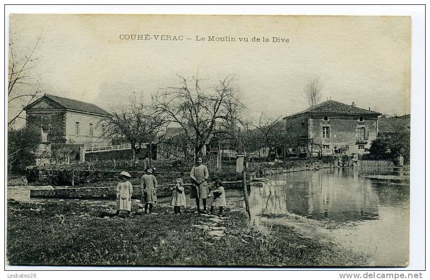 CPA 86.-COUHE-VERAC.-Le Moulin Vu De La Dive.-5 Enfants Posent.-(RTF 188) - Couhe