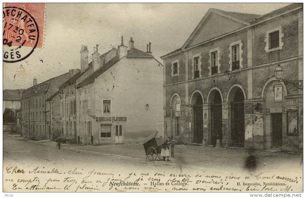 CPA (88 ) NEUFCHATEAU    Halles Et College - Neufchateau