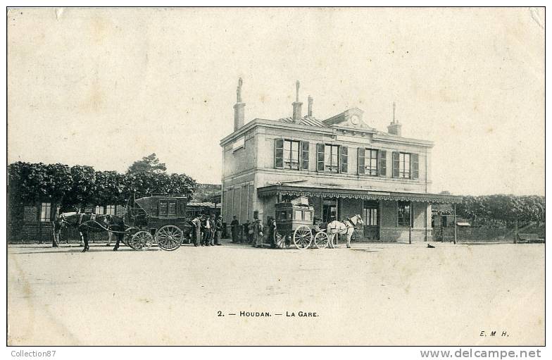 78 - YVELYNES - HOUDAN - FACADE De La GARE - CHEMIN De FER - TRAIN - CALECHE - ATTELAGE - BELLE CARTE - Houdan