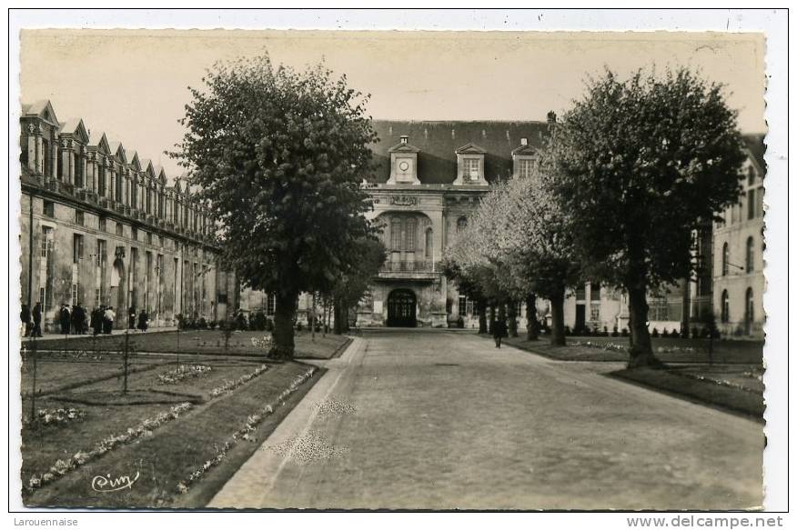 Le Chateau  François 1 Er ,cour D'honneur. - Villers Cotterets