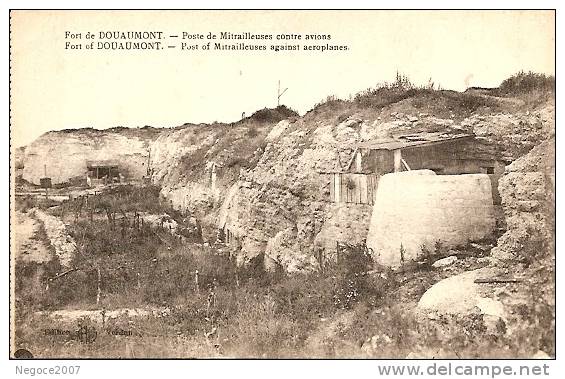 Douamont : Le Fort Avec Le Poste De Mitrailleuse Contre Avions (dentelée Sur Un Coté)écrite Par Un Soldat - Douaumont