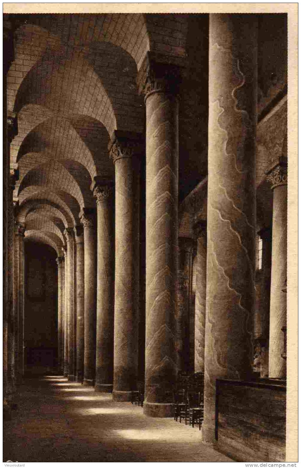 CPA, ST SAVIN EGLISE ABBATIALE (XIe SIECLE), LE BAS COTE SUD , - Saint Savin