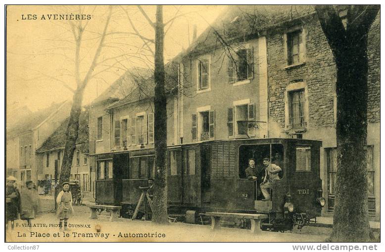 38 - ISERE - LES AVENIERES - LA PLACE Et Le TRAMWAY - AUTOMOTRICE En GROS PLAN - Les Avenières