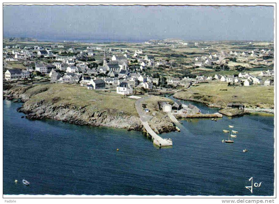 Carte Postale  29.  Ouessant  Le Port De Lampaul  Vue Générale Sur Le Bourg - Ouessant