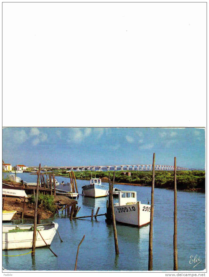 Carte Postale 17.   Ile D´Oléron Le Port Huitrier Sur Le Chenal  Trés Beau Plan - Saint-Pierre-d'Oleron