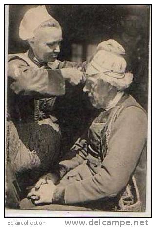 BRETAGNE..Le Perruquier...Coiffeur.. La Coupe A L'écuelle - Bretagne