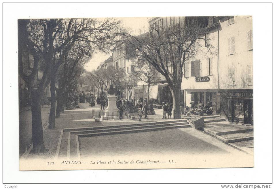 ANTIBES LA PLACE ET LA STATUE DE CHAMPIONNET - Antibes - Oude Stad