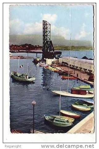 83 LA SEYNE SUR MER !!! CPSM  1948 !!! Un Coin Du Port & Chantiers - La Seyne-sur-Mer