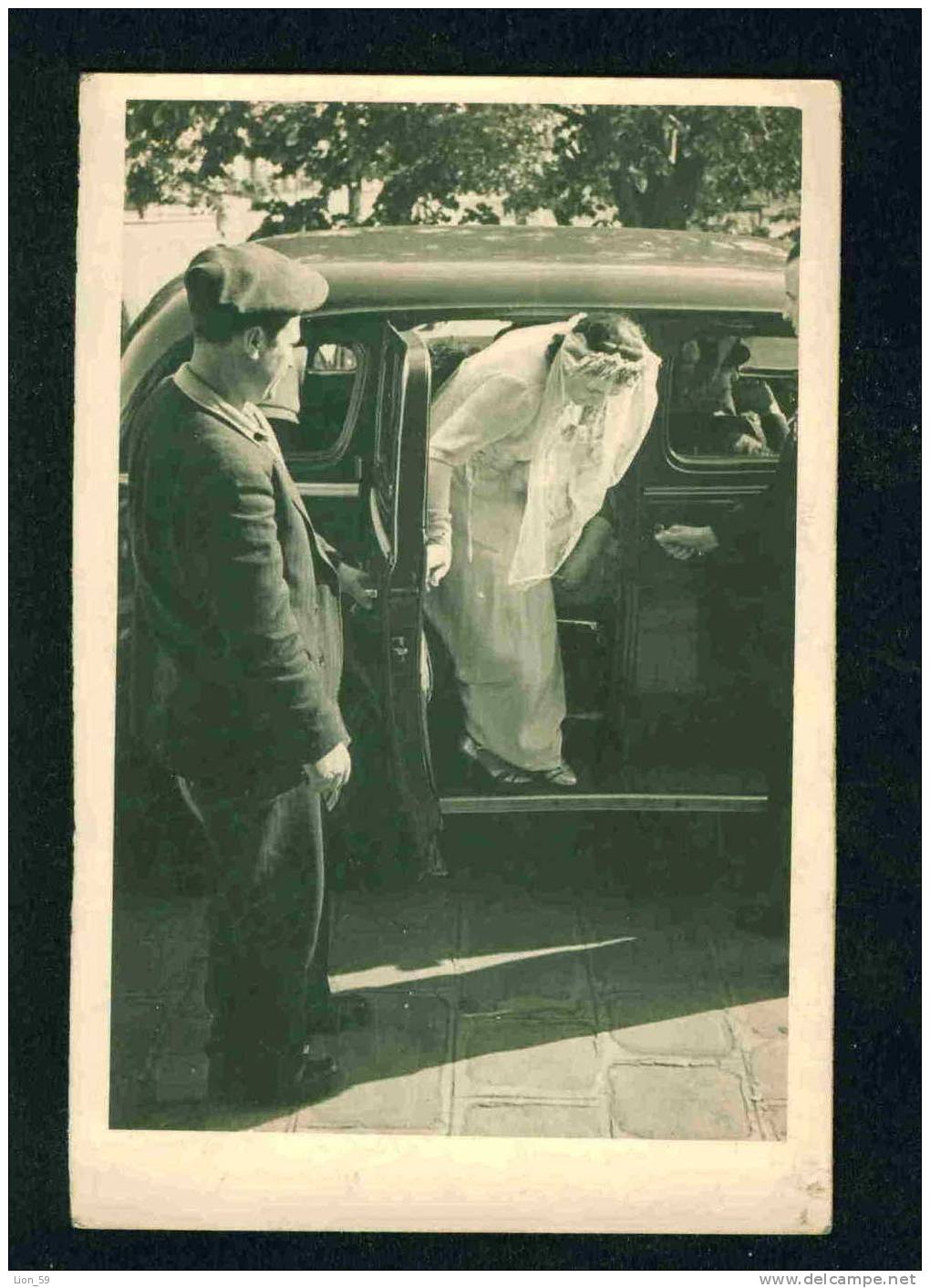 D326 / Marriages  WEDDING , BRIDE GET DOWN OFF AUTOMOBILE Vintage REAL Photo - Marriages