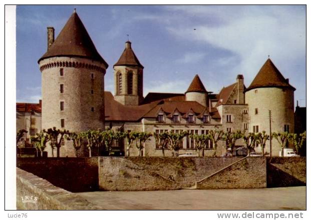 BOURGANEUF  - Le Château Encadré Par La Droite Par La Tour Lastic Et à Gauche Par La Tour Zizim - N° 9 - Bourganeuf