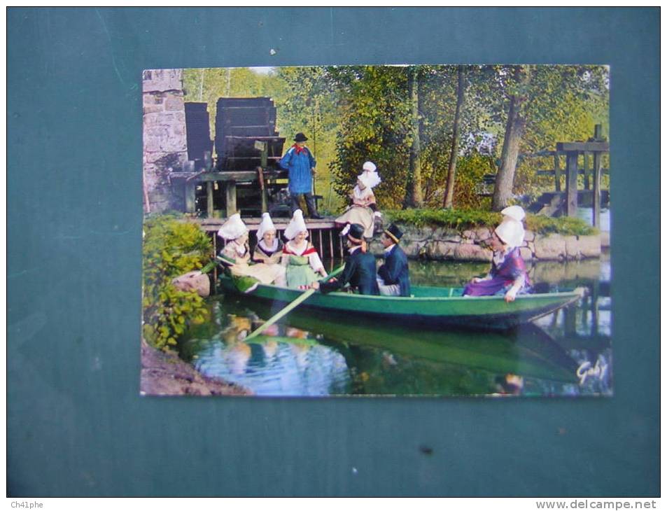 GROUPE FOLKLORIQUE DE DOMFRONT AU PONT DES PLANCHES A TORCHAMP - MOULIN A EAU - Domfront