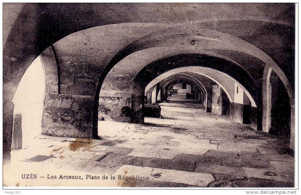 Uzes - Les Arceaux, Place De La Republique - Uzès