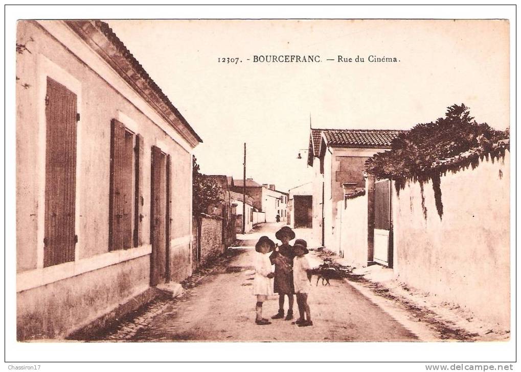 17 - BOURCEFRANC -Rue Du Cinéma   ( 3 Enfants) - Marennes