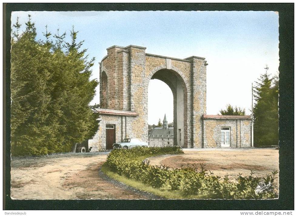 CPSM - Egletons (19) - Porte Monumentale - Entrée Du Stade ( Automobile Peugeot 403 Ed. Michel 4938) - Egletons