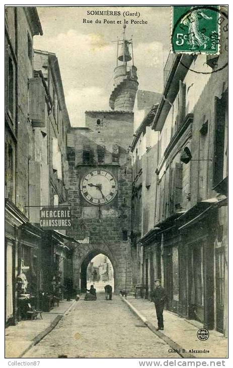 30 - GARD - SOMMIERES - RUE Du PONT - HORLOGE Du PORCHE - MERCERIE CHAUSSURE - Sommières