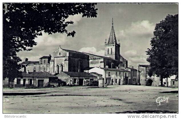 D17 - CPSM- PONT L´ABBE D´ARNOULT - PLACE DU GENERAL DE GAULLE ET L´EGLISE - Pont-l'Abbé-d'Arnoult