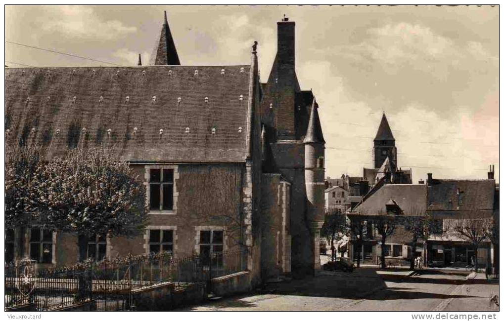 CPA.ANIMEE.AUBIGNY SUR NERE. LE CHATEAU. DATEE 1964. - Aubigny Sur Nere