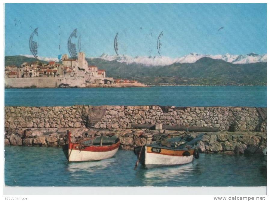 Antibes - Vue Sur Les Remparts - Au Fond La Chaine Des Alpes Enneigées 1968 - Antibes - Vieille Ville